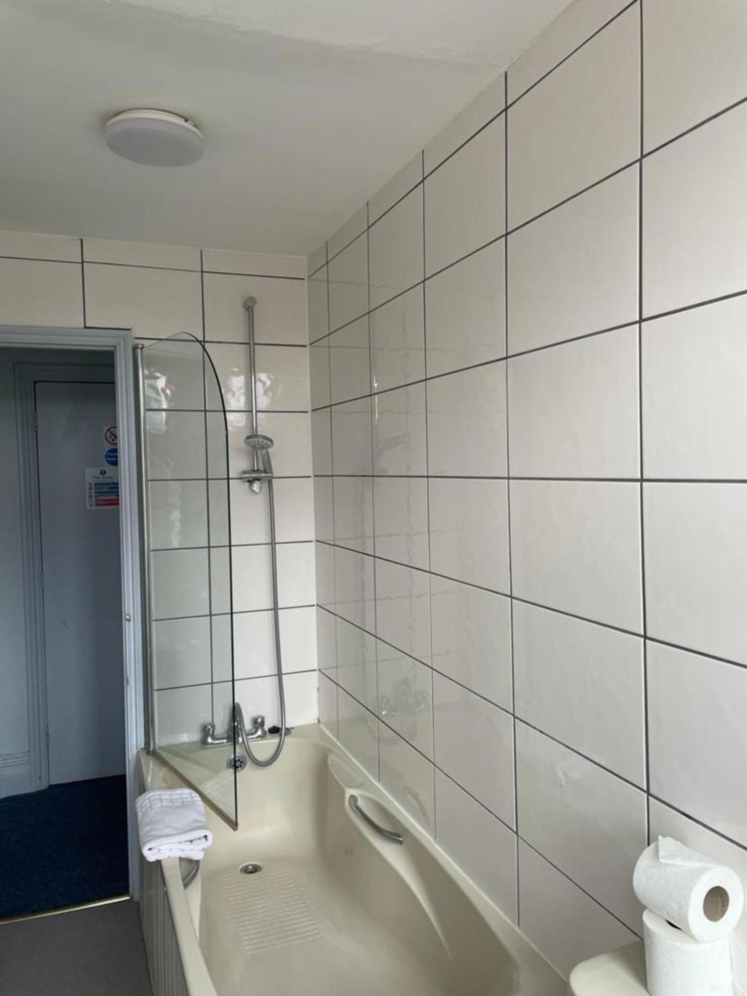 Oyo No 3 Hotel Bath Kültér fotó