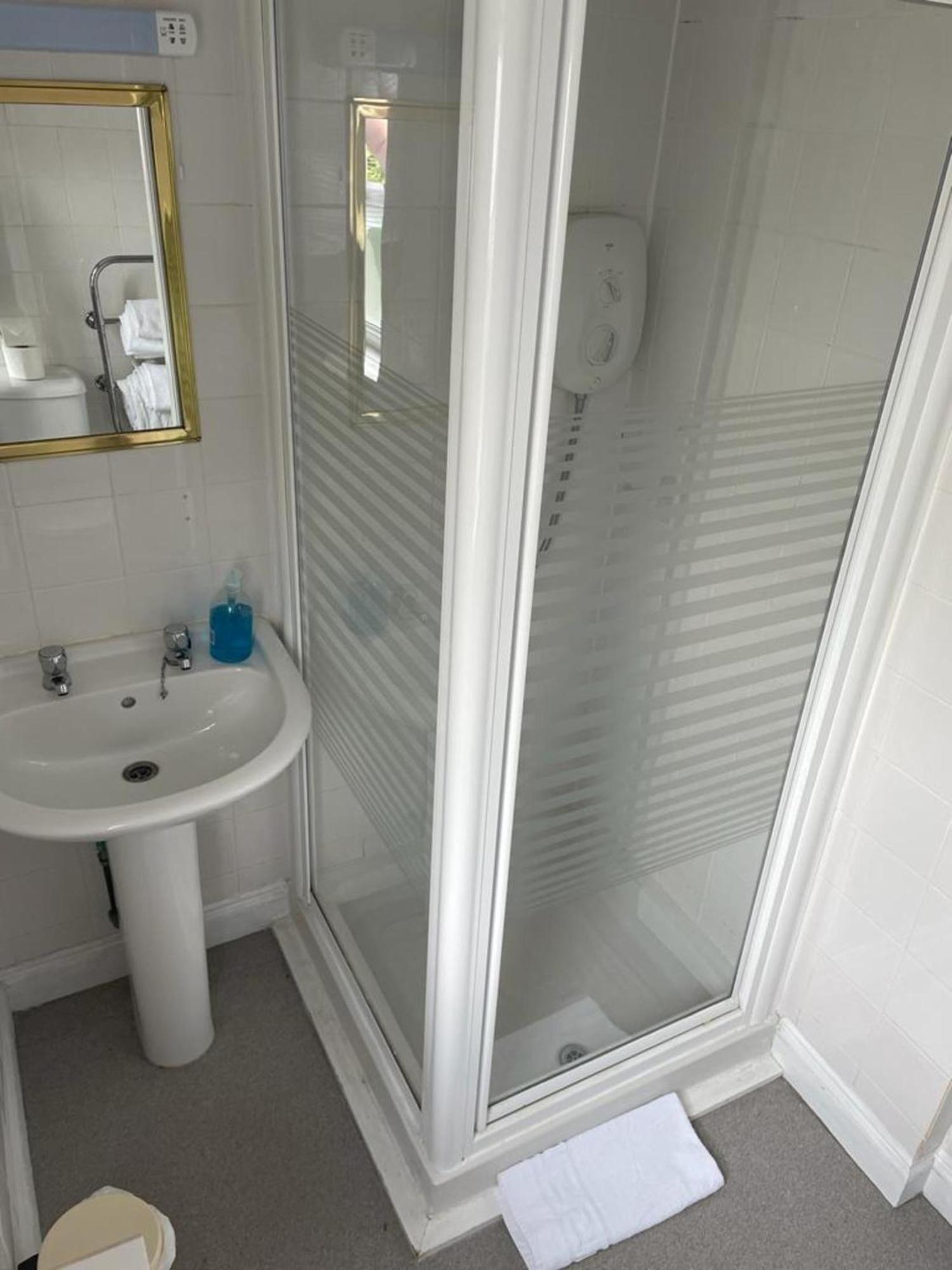 Oyo No 3 Hotel Bath Kültér fotó