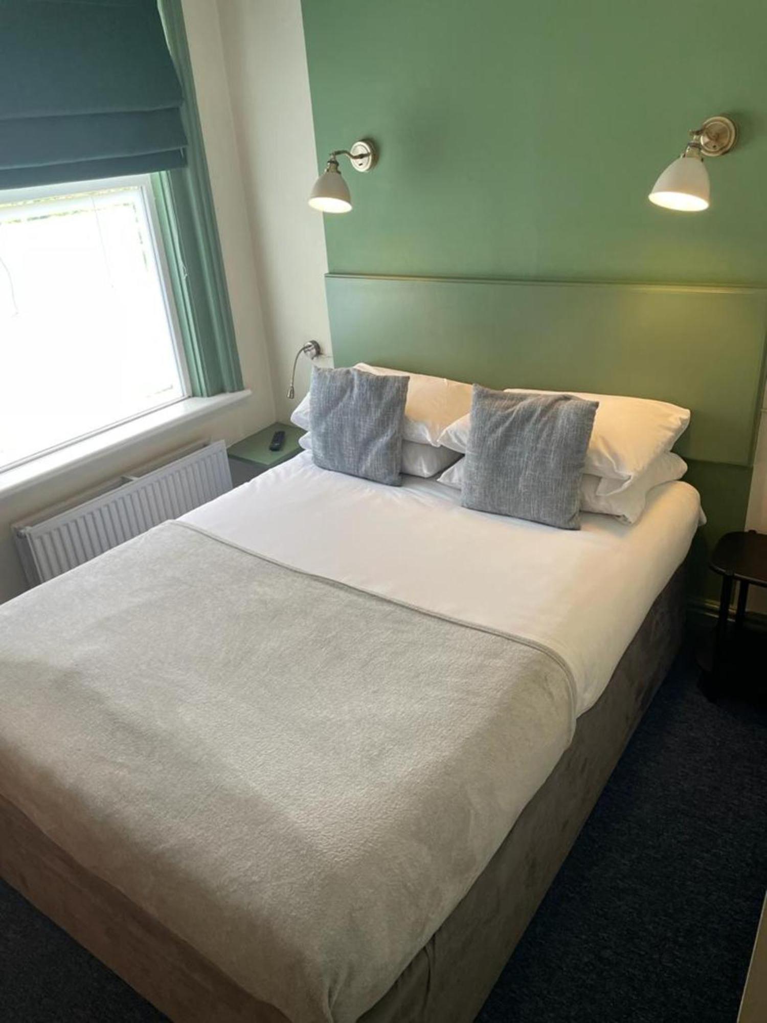 Oyo No 3 Hotel Bath Kültér fotó