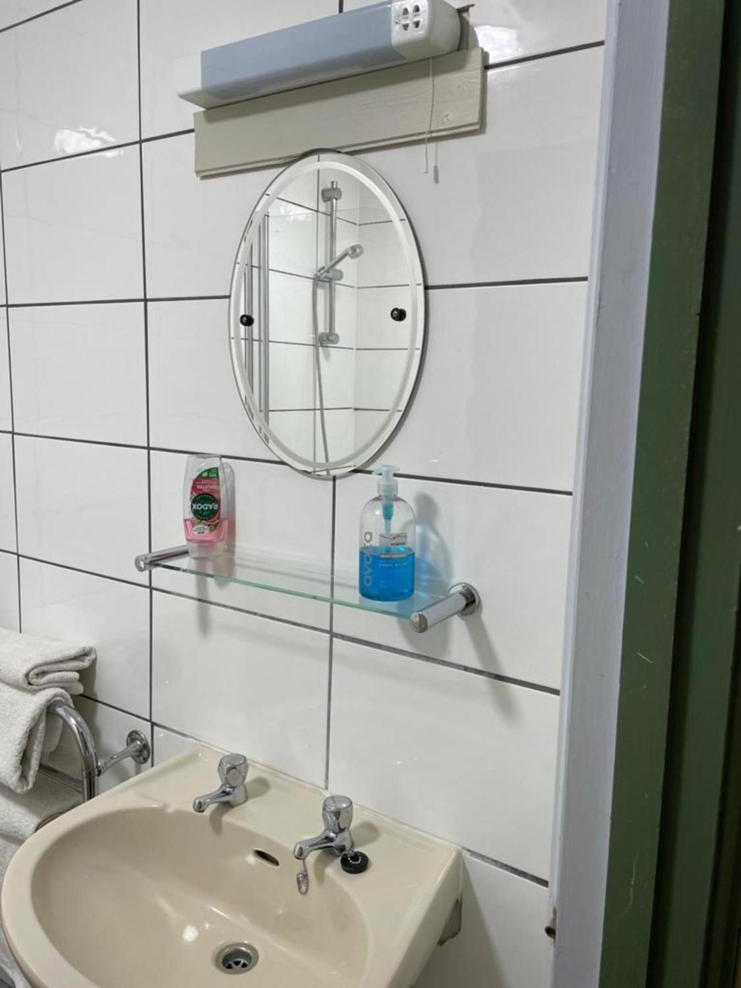 Oyo No 3 Hotel Bath Kültér fotó