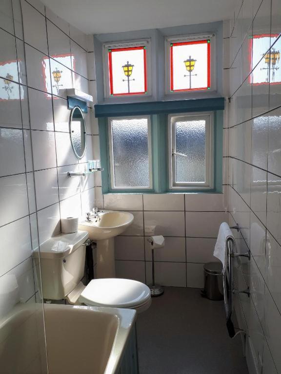 Oyo No 3 Hotel Bath Kültér fotó