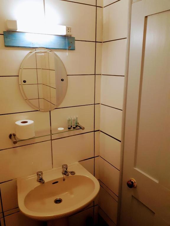 Oyo No 3 Hotel Bath Kültér fotó